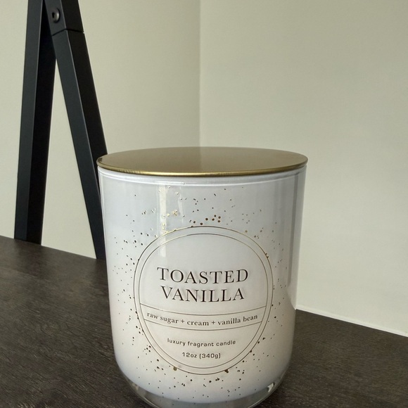 Bellevue Toasted Vanilla Luxury Candle 12 oz. NWOT - Picture 2 of 8